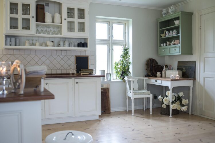 Meubles de cuisine avec tiroir range-couverts et compartiments de tri sélectif