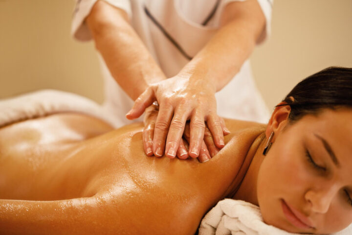 Comment entretenir la douceur de sa peau après un gommage et massage aux huiles