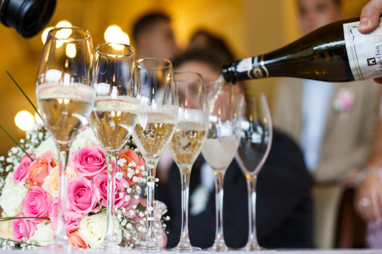 Comment estimer le nombre de bouteilles de champagne pour votre mariage ?
