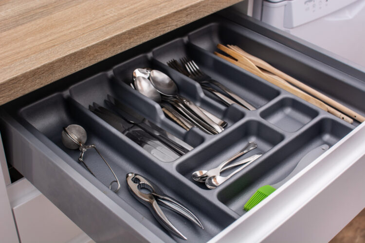 Meubles de cuisine avec tiroir range-couverts et compartiments de tri sélectif
