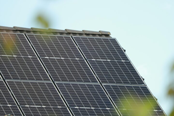 Votre guide pas à pas pour entretenir efficacement vos panneaux solaires