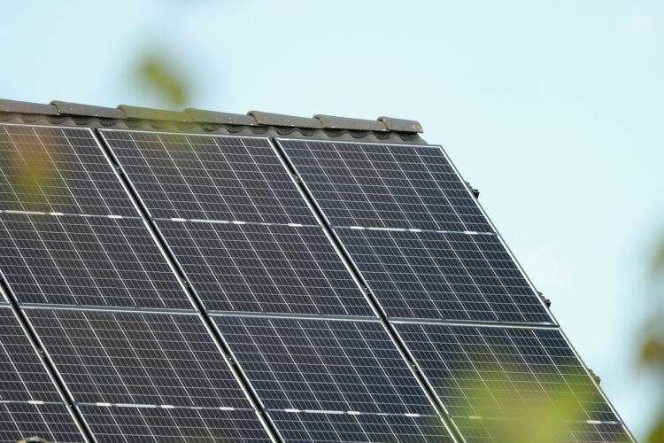 Votre guide pas à pas pour entretenir efficacement vos panneaux solaires