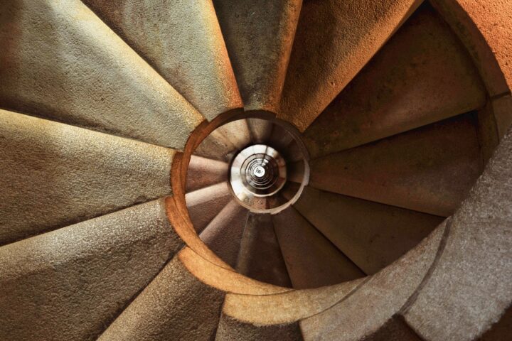 Escalier droit, quart tournant ou hélicoïdal : quelle configuration choisir ?