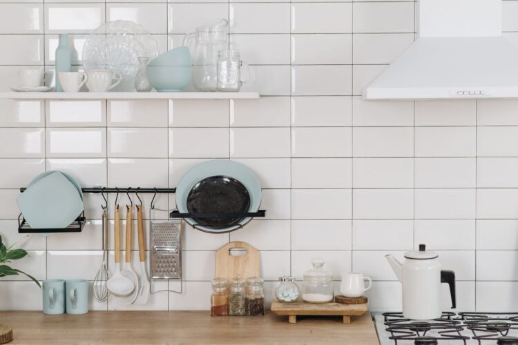 Meubles de cuisine ouverts (niches et étagères déco) : exposer sa belle vaisselle